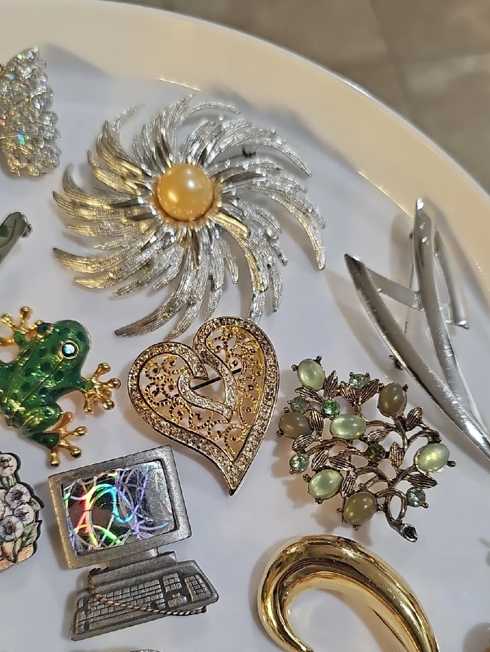 32 Pcs Women’s Brooch Lot - Mixed Brooches - Picture 5 of 8